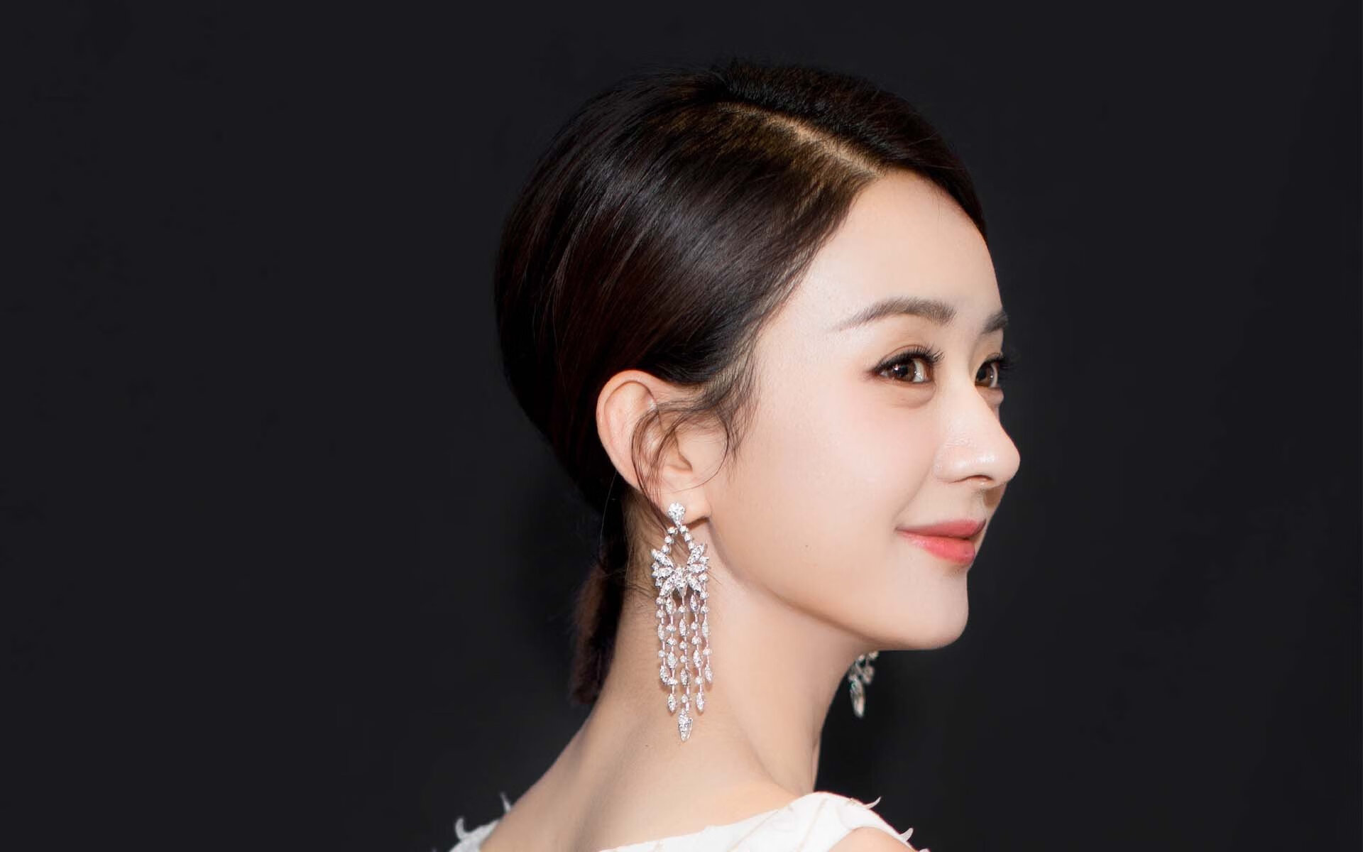 爱游戏娱乐-本泽马稳定输出不掉线，贝蒂斯3-2险胜多特蒙德，锋线巨星主宰绿茵战场